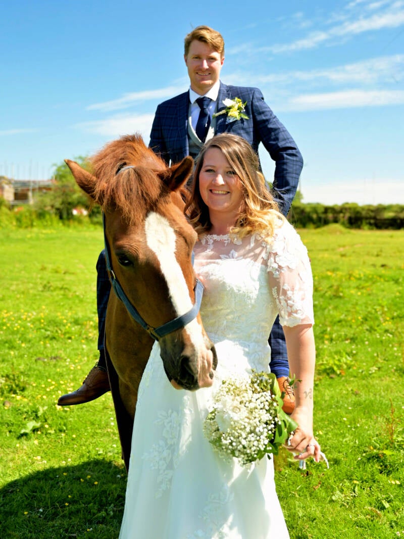 wedding couple photo with her horse 