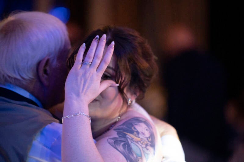 dad and daughter dance at the wedding