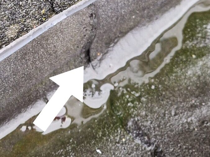 Water blijft staan in beschadigde dakgoot - lekkage Amsterdam