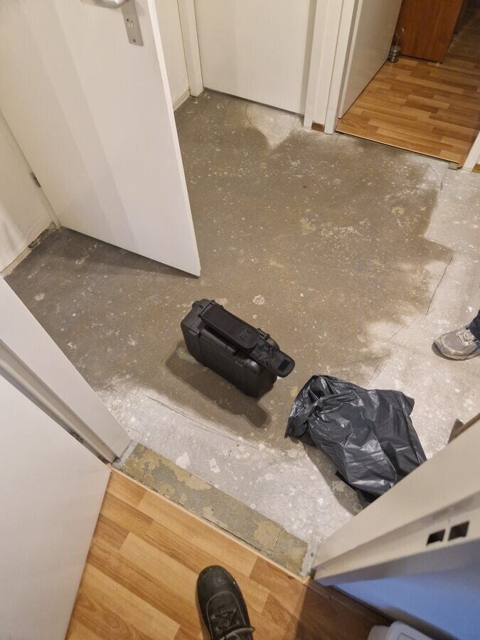 Schimmel op vloer door lekkage bij toilet in badkamer - Amsterdam