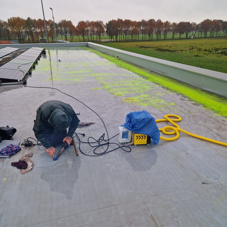 Locatiebepaling daklekkage met rookonderzoek - Amsterdam