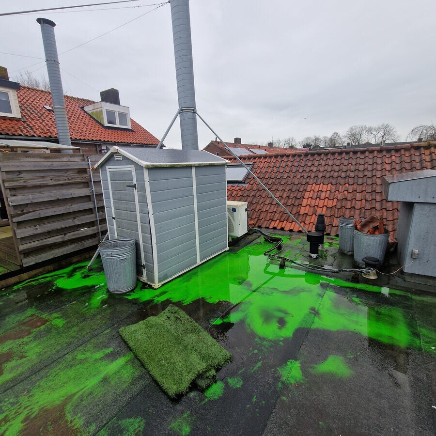 Specialist voert rookonderzoek uit bij daklekkage - Amsterdam