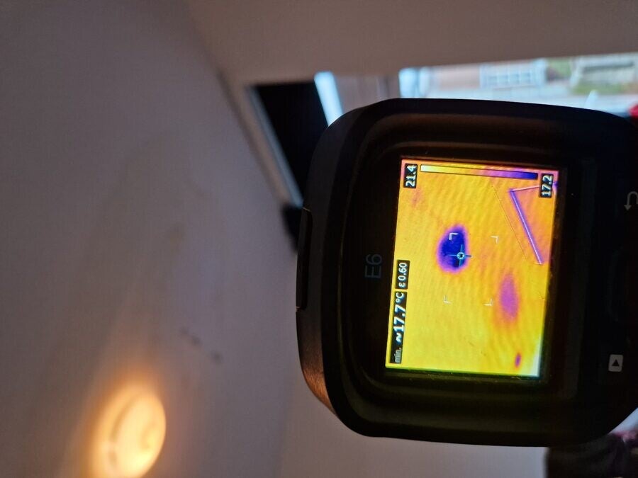 Warmtebeeldcamera toont vochtplek door lekkende dakgoot - Amsterdam