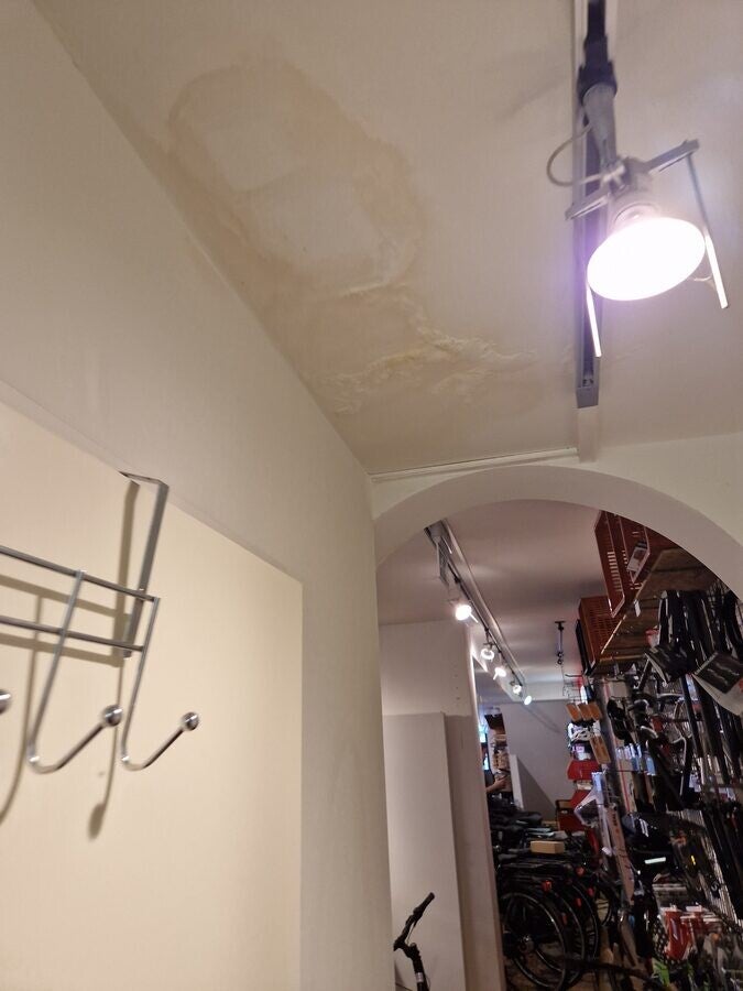 Waterschade plafond badkamer door lekkage - Amsterdam