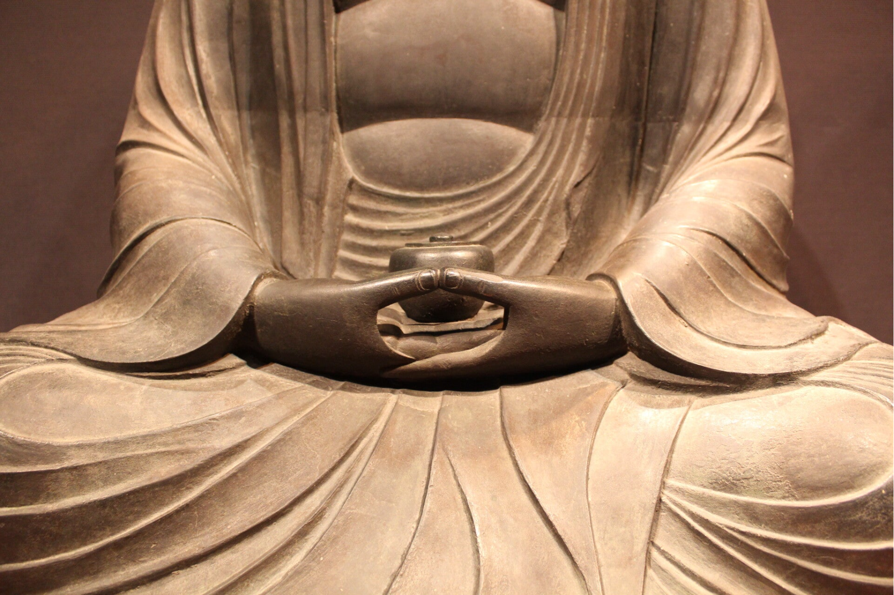 Afbeelding logo Sandora Reiki is De Japanse Boeddha die vaak wordt afgebeeld met een klein potje (vaak een kruikje of geneespotje) is Jizo Bosatsu  