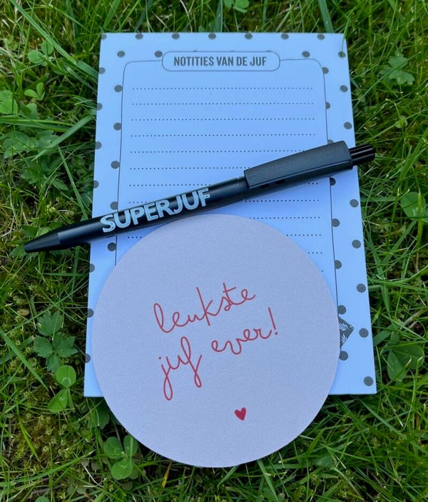 Set: Notitieblokje - pen - onderzetter "leukste juf ever!"