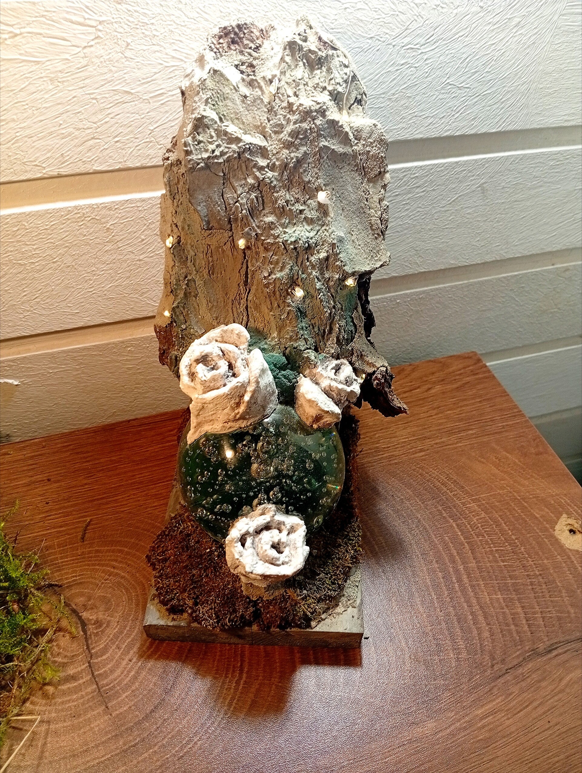 Betonrosen auf Holz und Glaskugel, LEDs