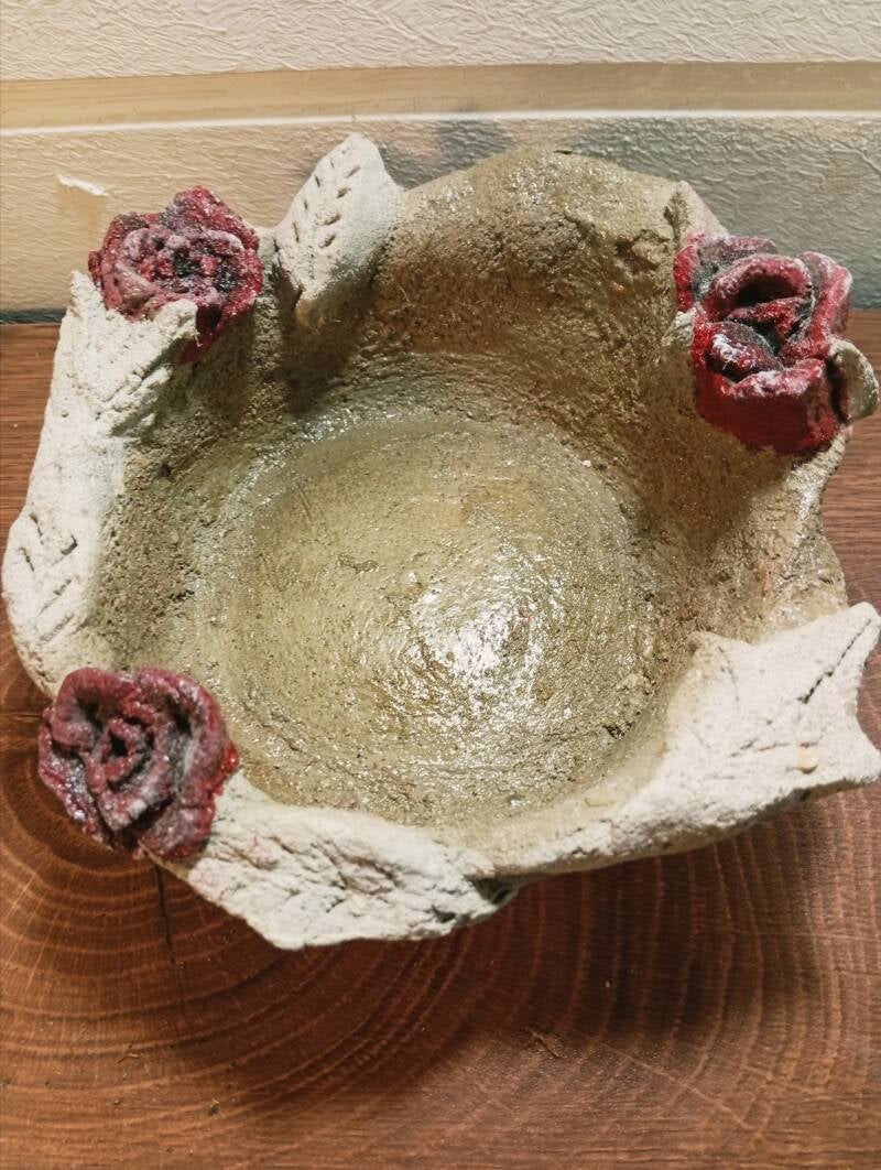 Handgefertigtes Unikat Betondeko Schale mit drei modellierten Rosen und Blattornamenten. Einzigartige Geschenke im Onlineshop