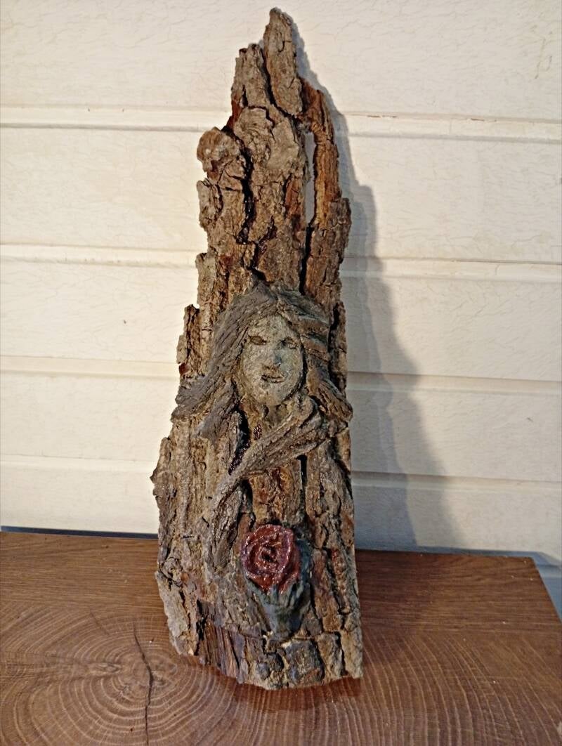 Holzdeko Handarbeit, handgemachte Betonkunst, Fee aus Beton, ein Waldgeist auf Rinde als individuelle Dekoration 