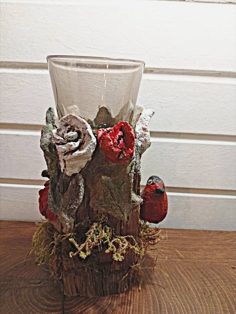 Künstlerische Skulptur aus Holz, Beton und Moos, Betonrosen und ein handgeformtes Rotkehlchen, einzigartiger Teelichthalter 