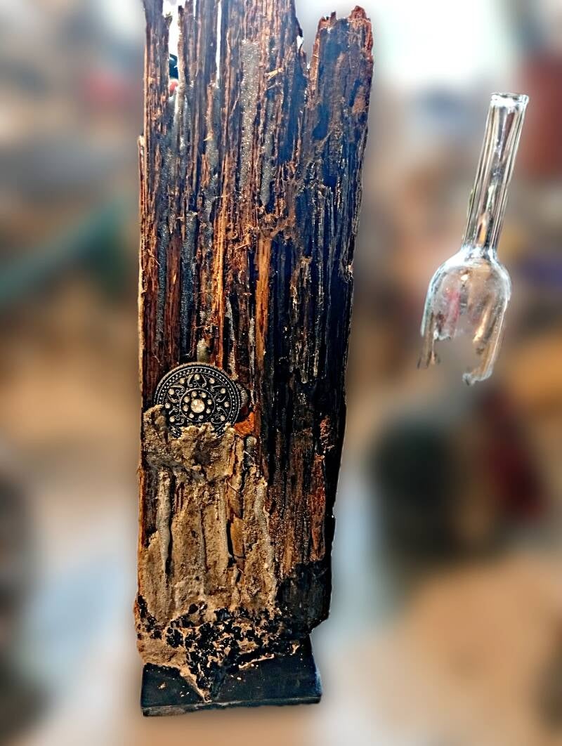 Holz und Ornament bilden künstlerische Skulptur, fantasievolle Dekoration Beton auf Acrylfuß, sehr individuelle Dekoration