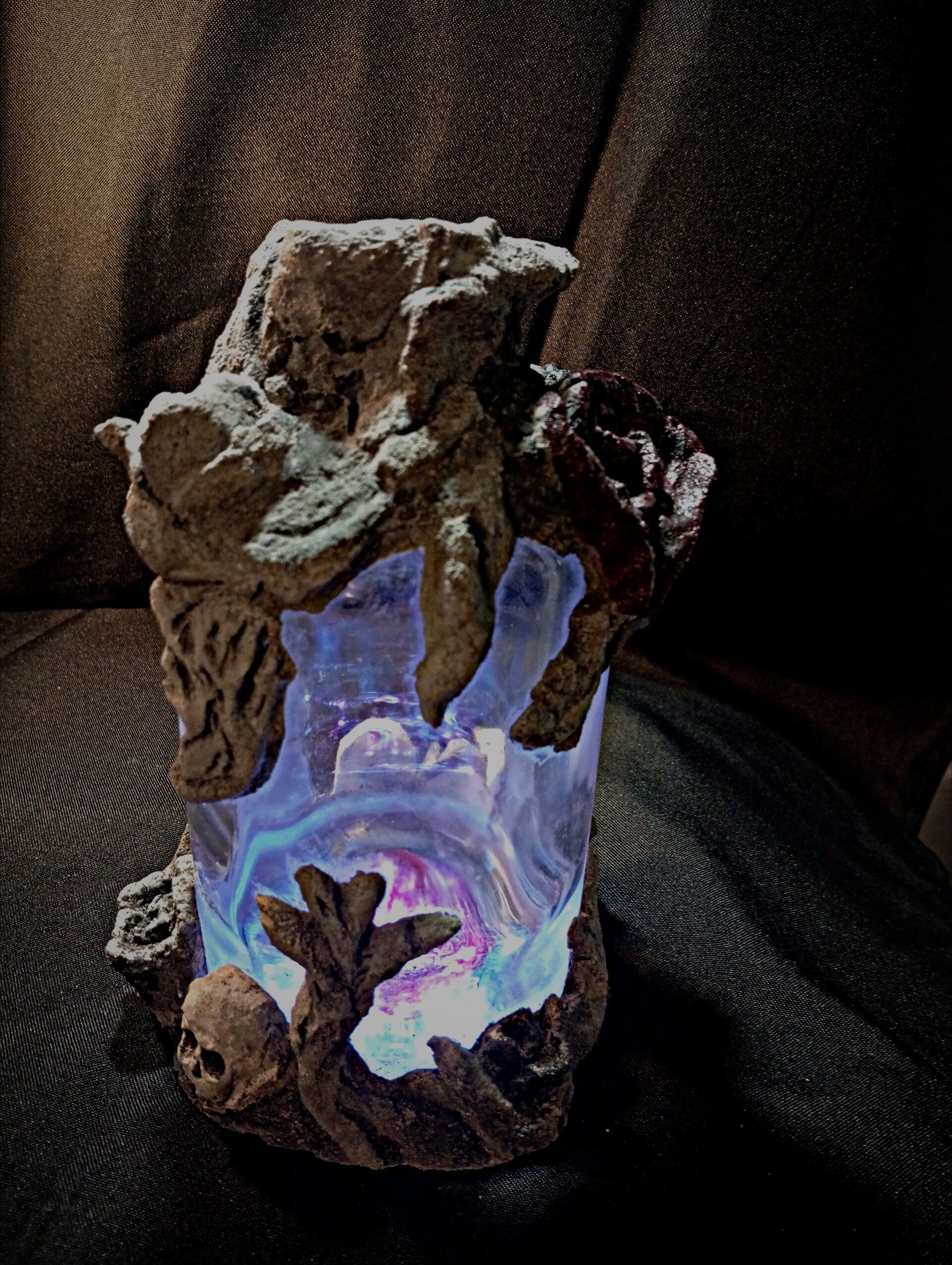 Fantasievolle Tischdeko, künstlerische Skulptur, Betonkunst 