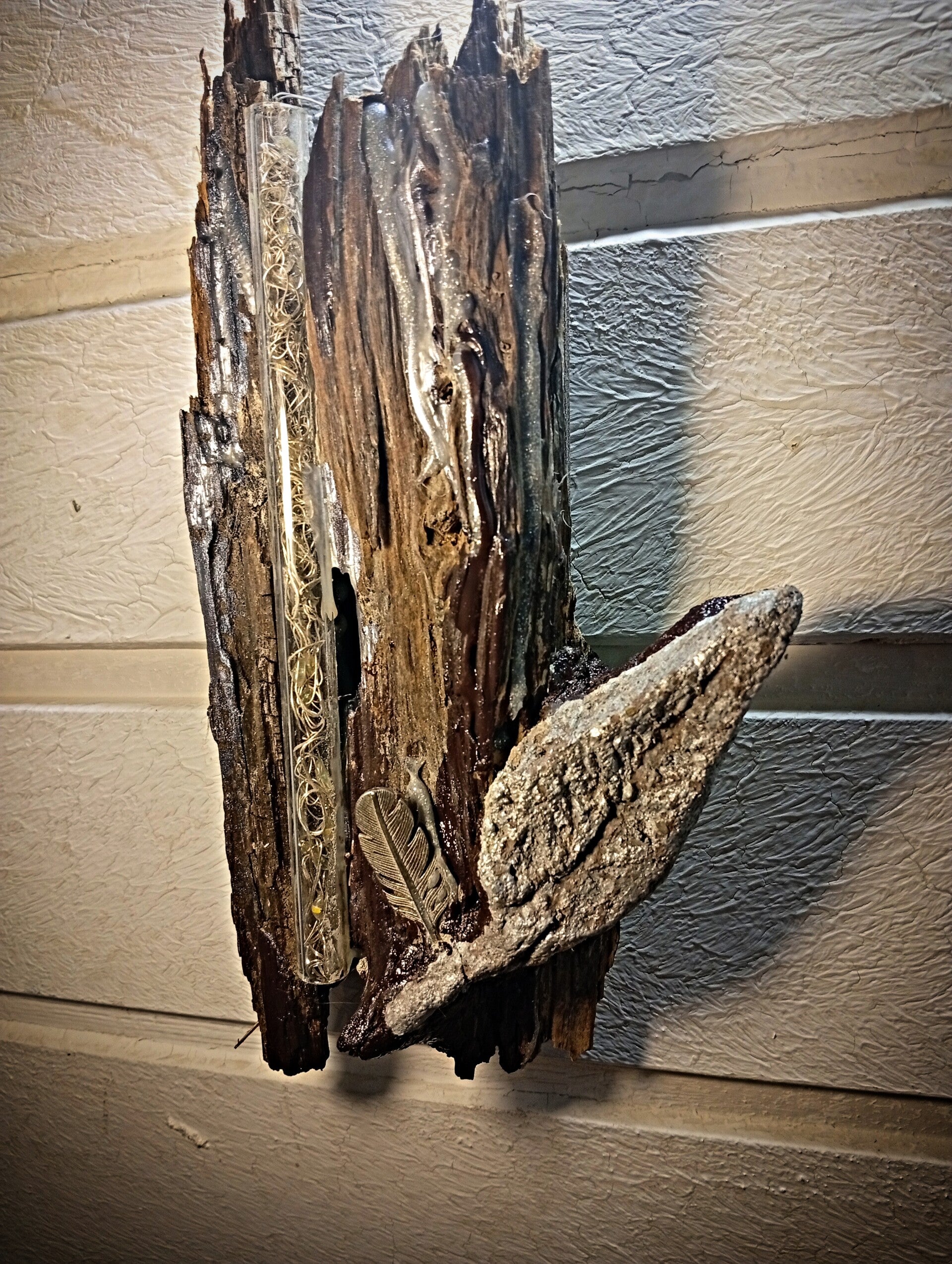 Holzdeko mit Betonkunst, handgemachte Deko mit Feder aus Beton, beleuchtete Glasröhre, ein individuelles Geschenk