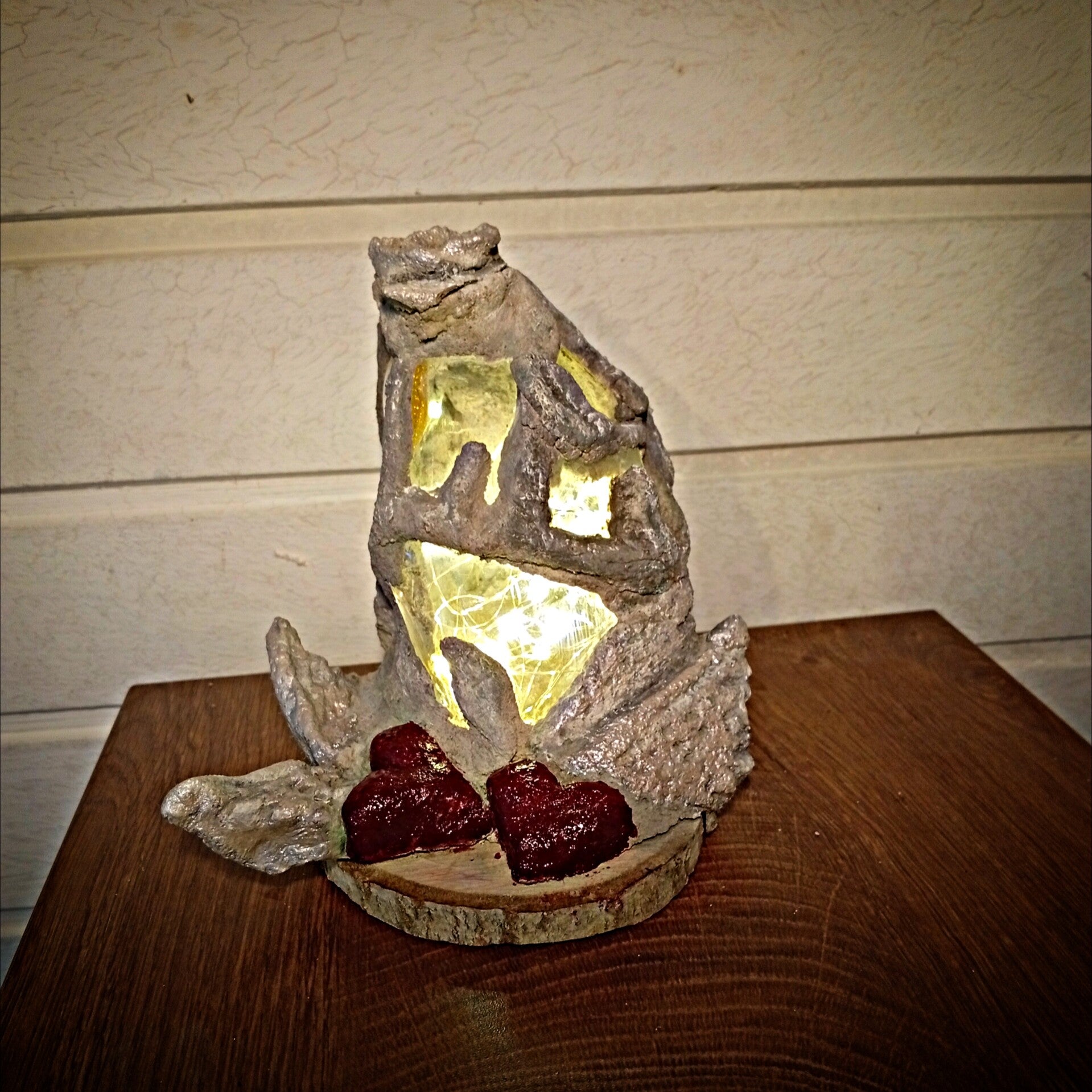 Fantasievolle Dekoration, Betonkunst auf Holz, handgemachte Flügel und Herzen, LED Beleuchtung hinter Glas