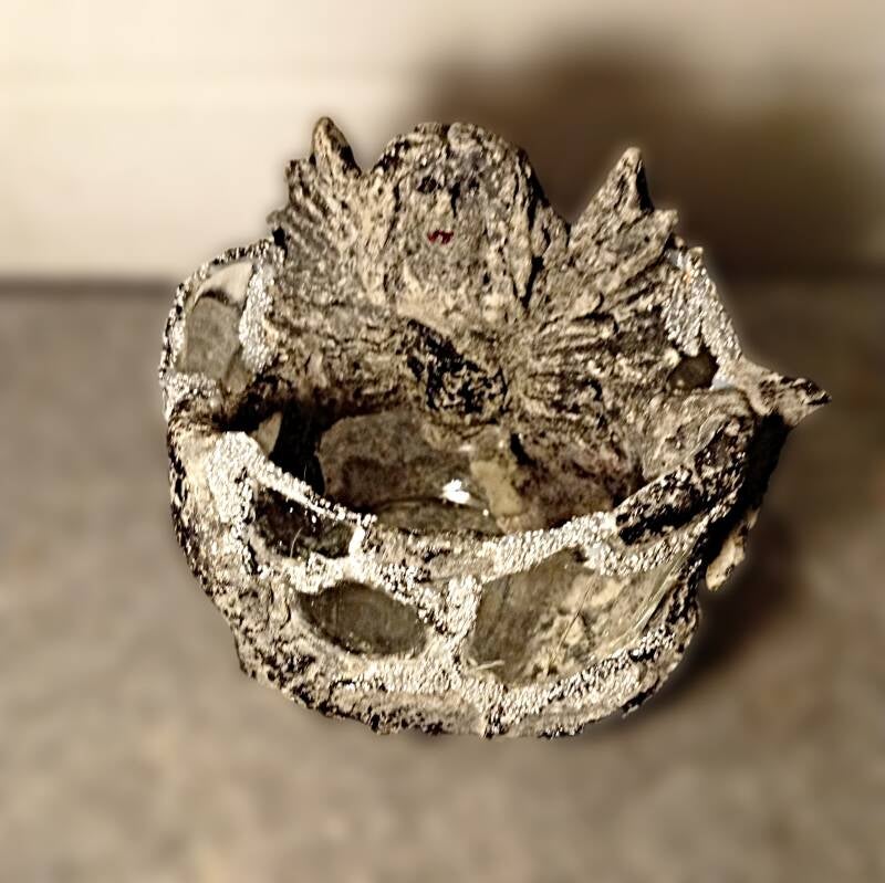 Mystischer Teelichthalter aus Beton und Glas als handgefertigtes Kunsthandwerk.