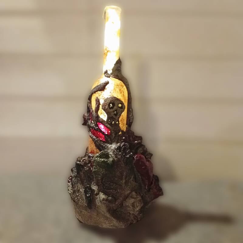 Handgefertigtes Lichtobjekt aus Glas mit Patina, Totenkopf, Rosen, Herz und warmer LED-Beleuchtung.