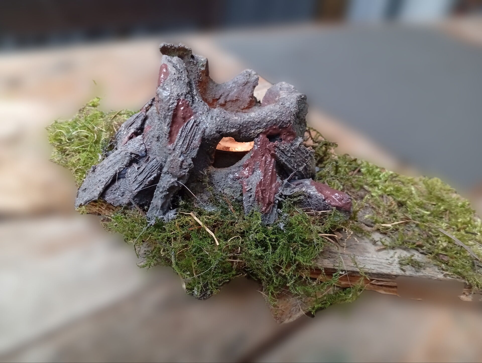 Holzdeko Handarbeit, handgemachte Betonkunst, Fee aus Beton, ein Waldgeist auf Rinde als individuelle Dekoration 