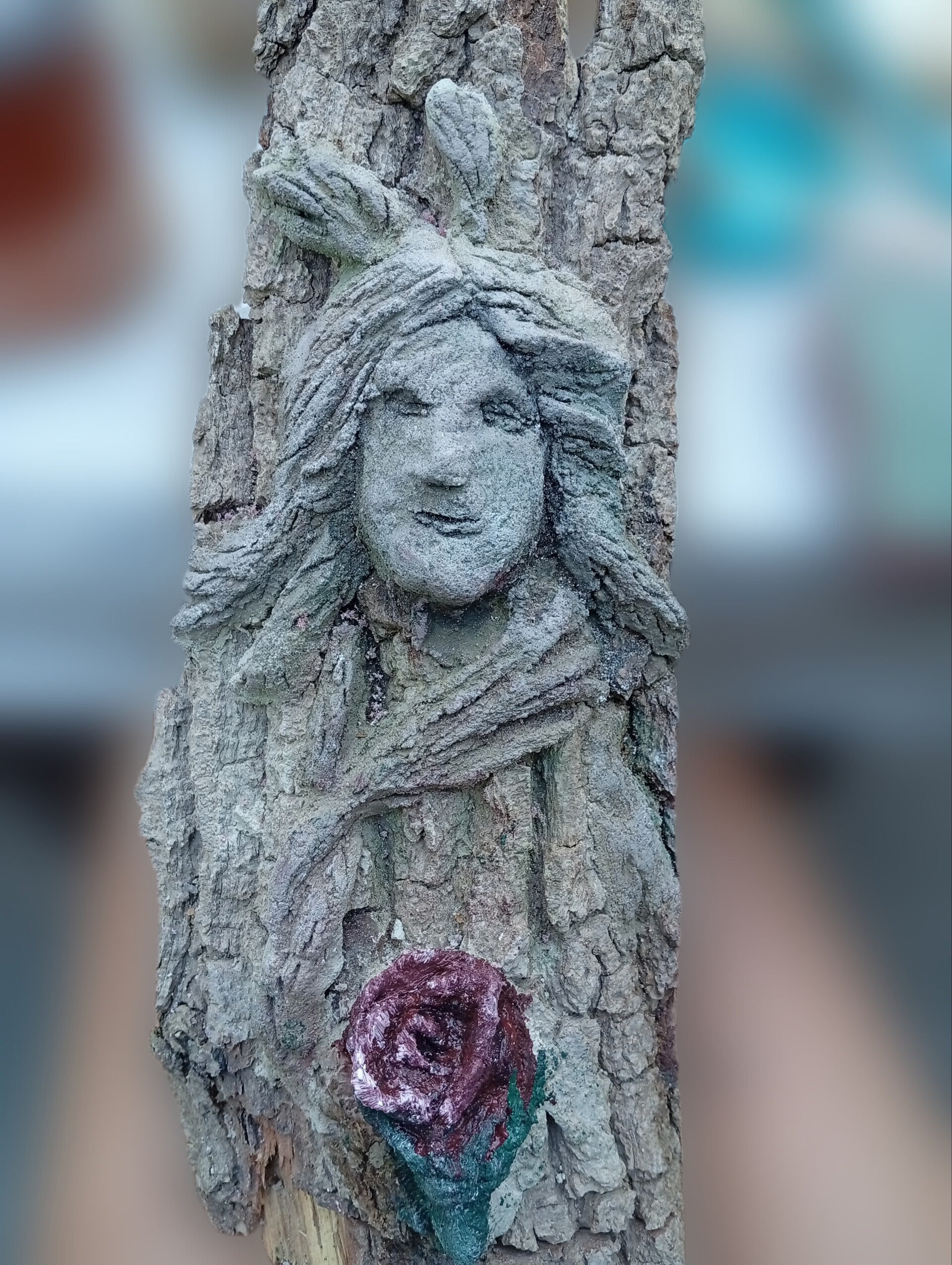 Holzdeko Handarbeit, handgemachte Betonkunst, Fee aus Beton, ein Waldgeist auf Rinde als individuelle Dekoration 