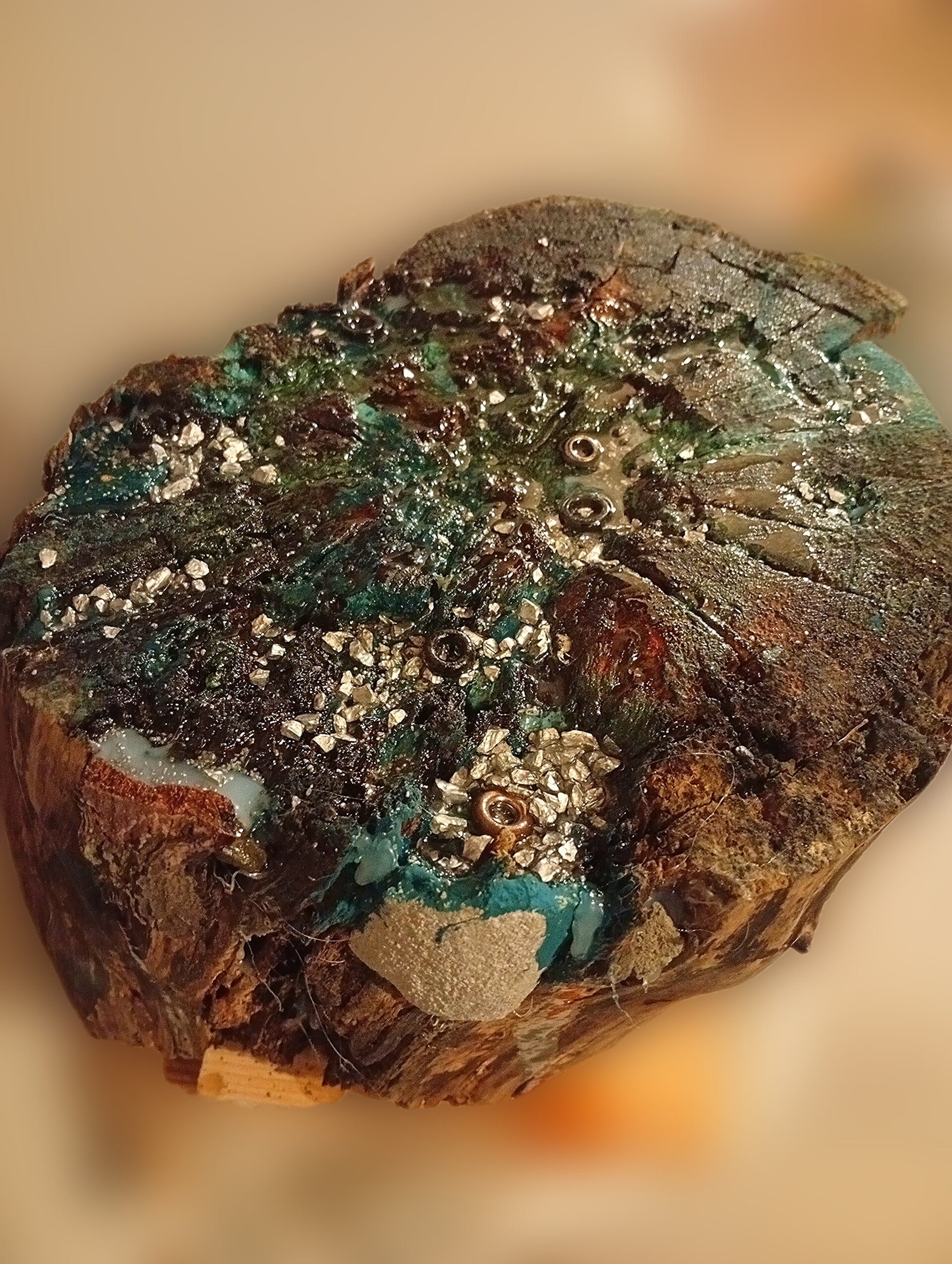 Holzobjekt mit Epoxidharz, Beton und Farben