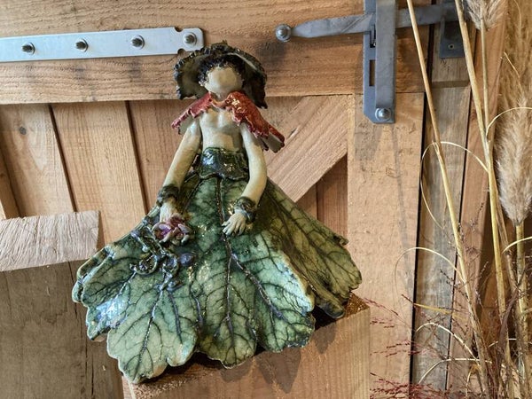 Meisje met bladerrok