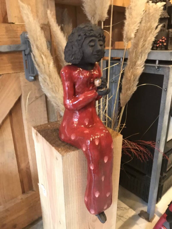 Dame met lange rode jurk