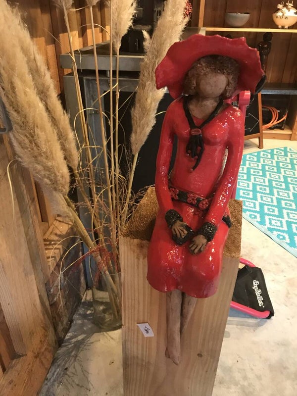 Dame met bruin/rode hoed