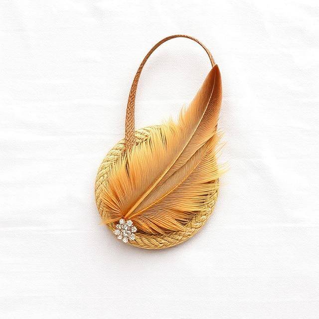 Tocadito Pluma Oro Detalle que eleva Pluma natural + base oro · Mini joya