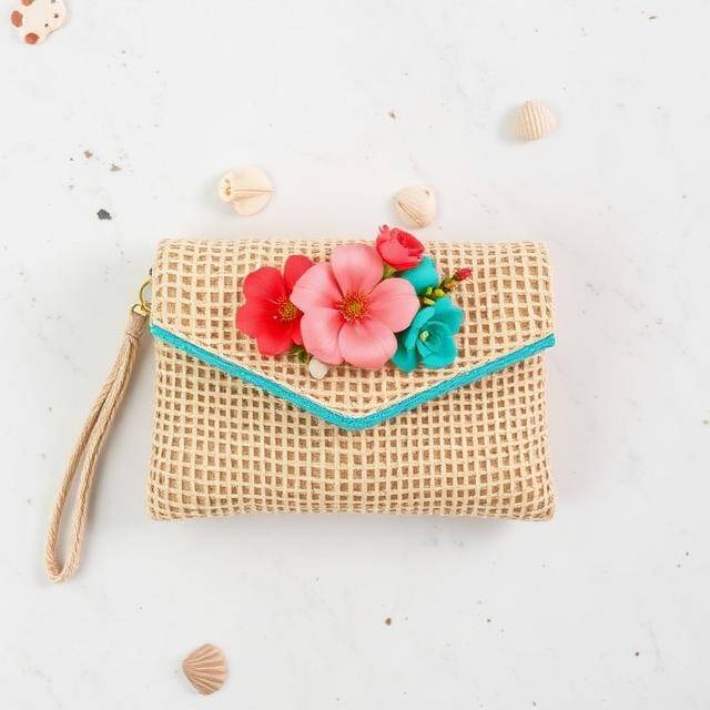 Clutch Eco Rafia Turquesa Brisa marina Rafia + ribete turquesa + flor · Sobre mano