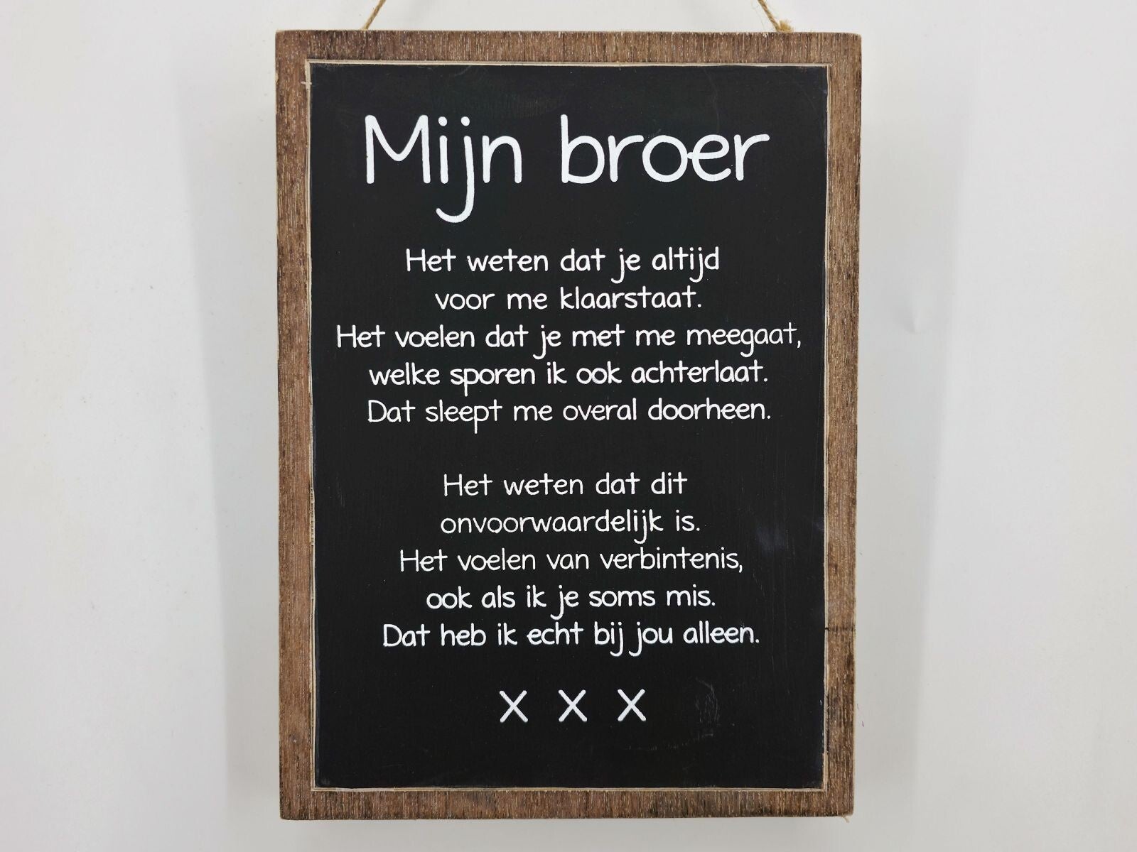 Houten hangend tekstbord.