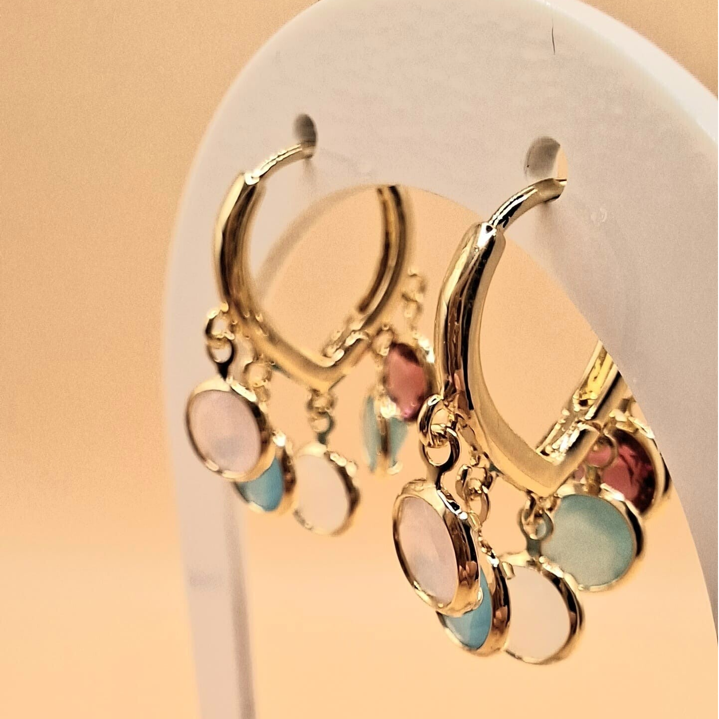 Oorring met gekleurde bedeltjes