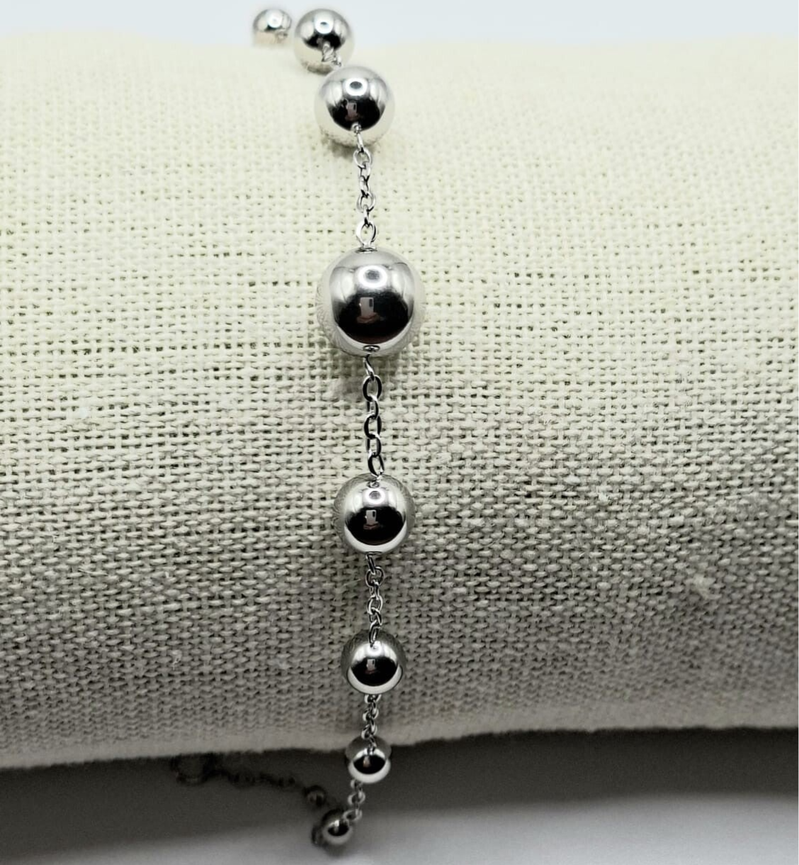 Silverlook Armband met stalen balletjes