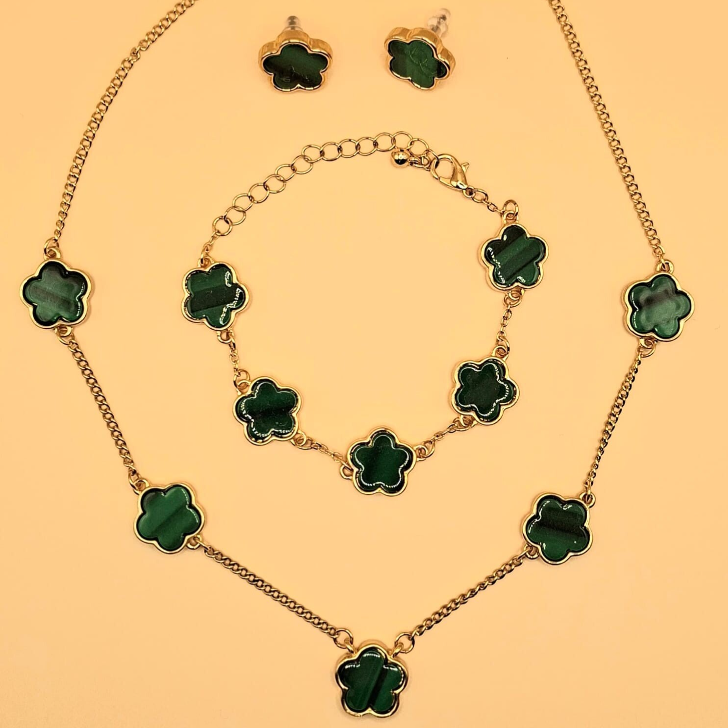 Set bestaande uit ketting,armband en oorknopjes