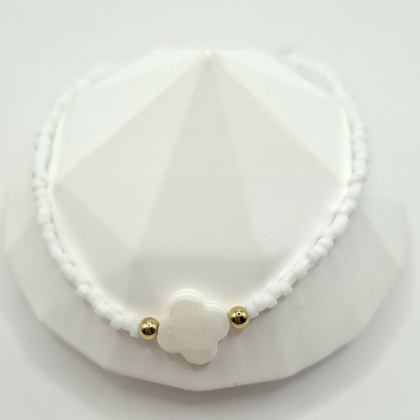 Kralenarmbandje, wit met klavertje 4