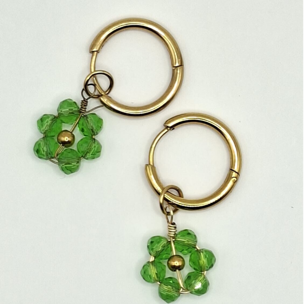 Ringoorbelletjes met glaskraaltjes, kleur: groen