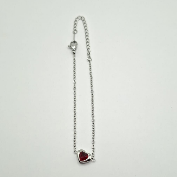 Armbandje met klein rood hartje