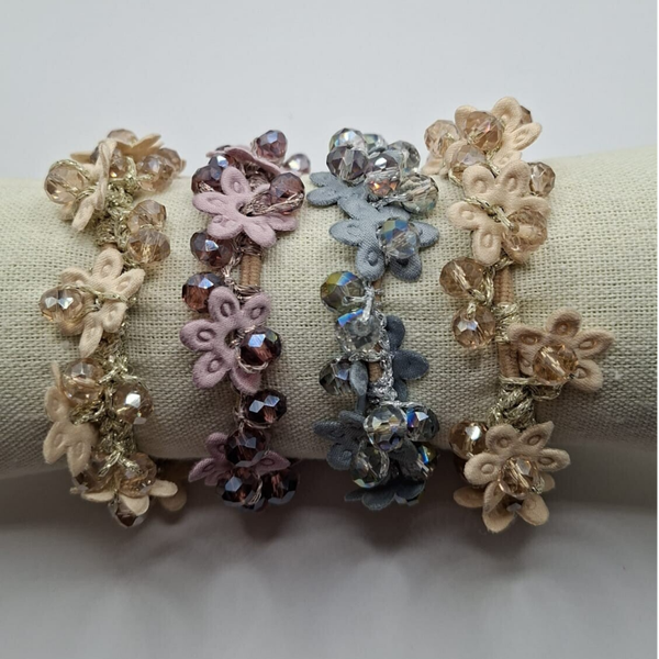 Haar-elastiek met bloemen en kralen