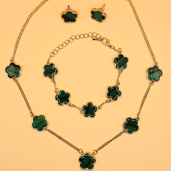 Set bestaande uit ketting,armband en oorknopjes