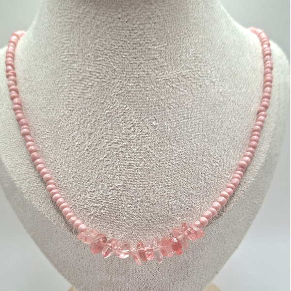 Roze kralenketting met steentjes