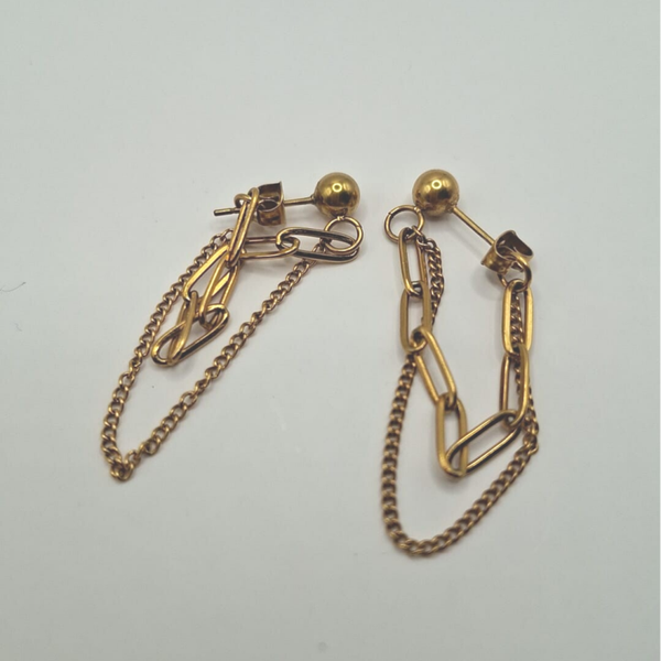 Oorsteker met ketting. gold look