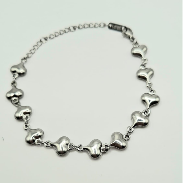 Armband met geschakelde hartjes