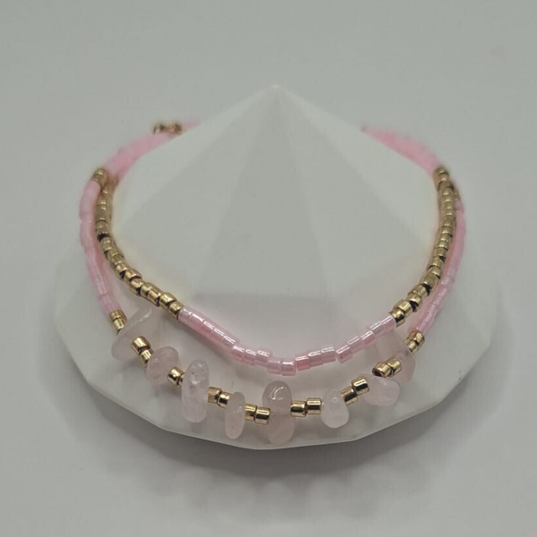 Dubbellaags armbandje met gouden en roze kraaltjes, met steentjes