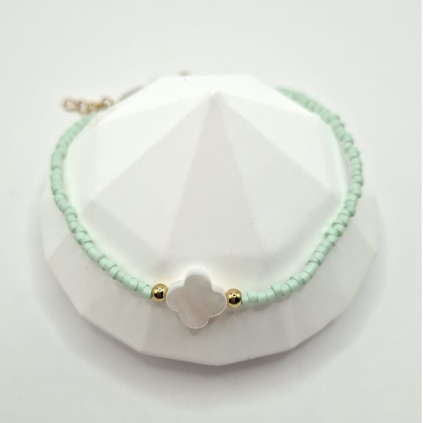 Kralenarmbandje, groen met klavertje 4