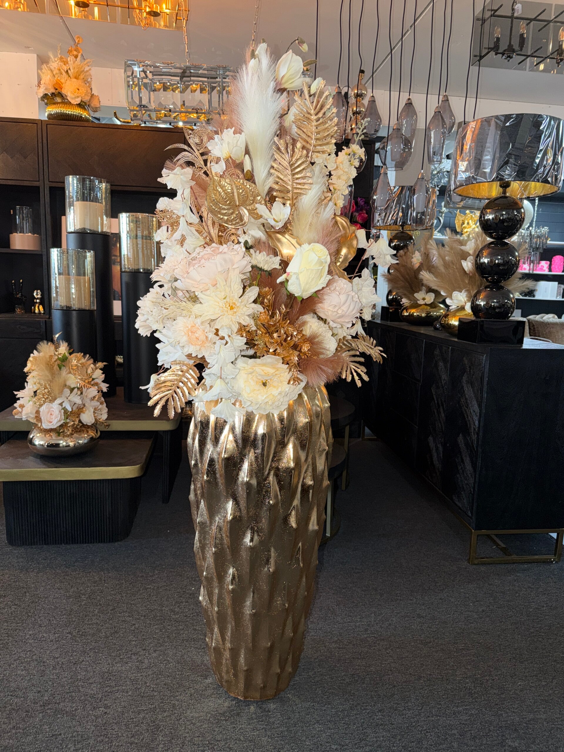 Vaas gold 002 opgemaakt met een mooie zijdenbloemstuk