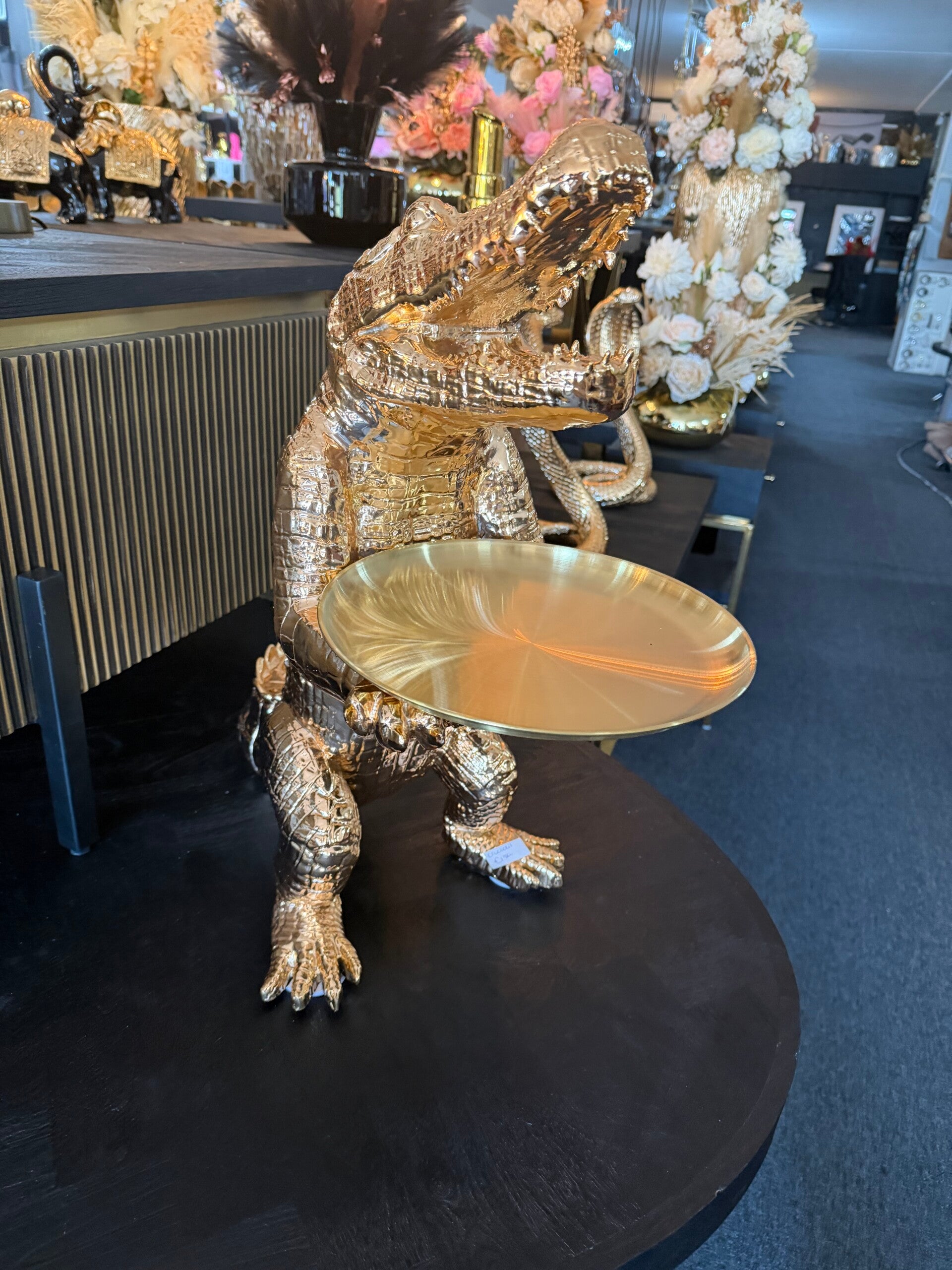 Decoratie krokodil met dienblad