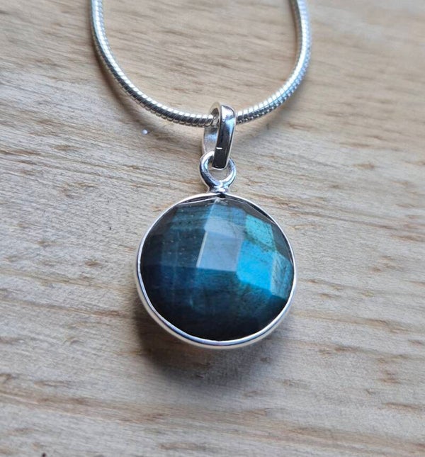 Zilveren kettinghanger Labradoriet rond facet