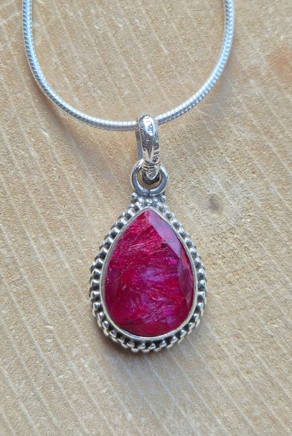 Zilveren kettinghanger druppel met Robijn