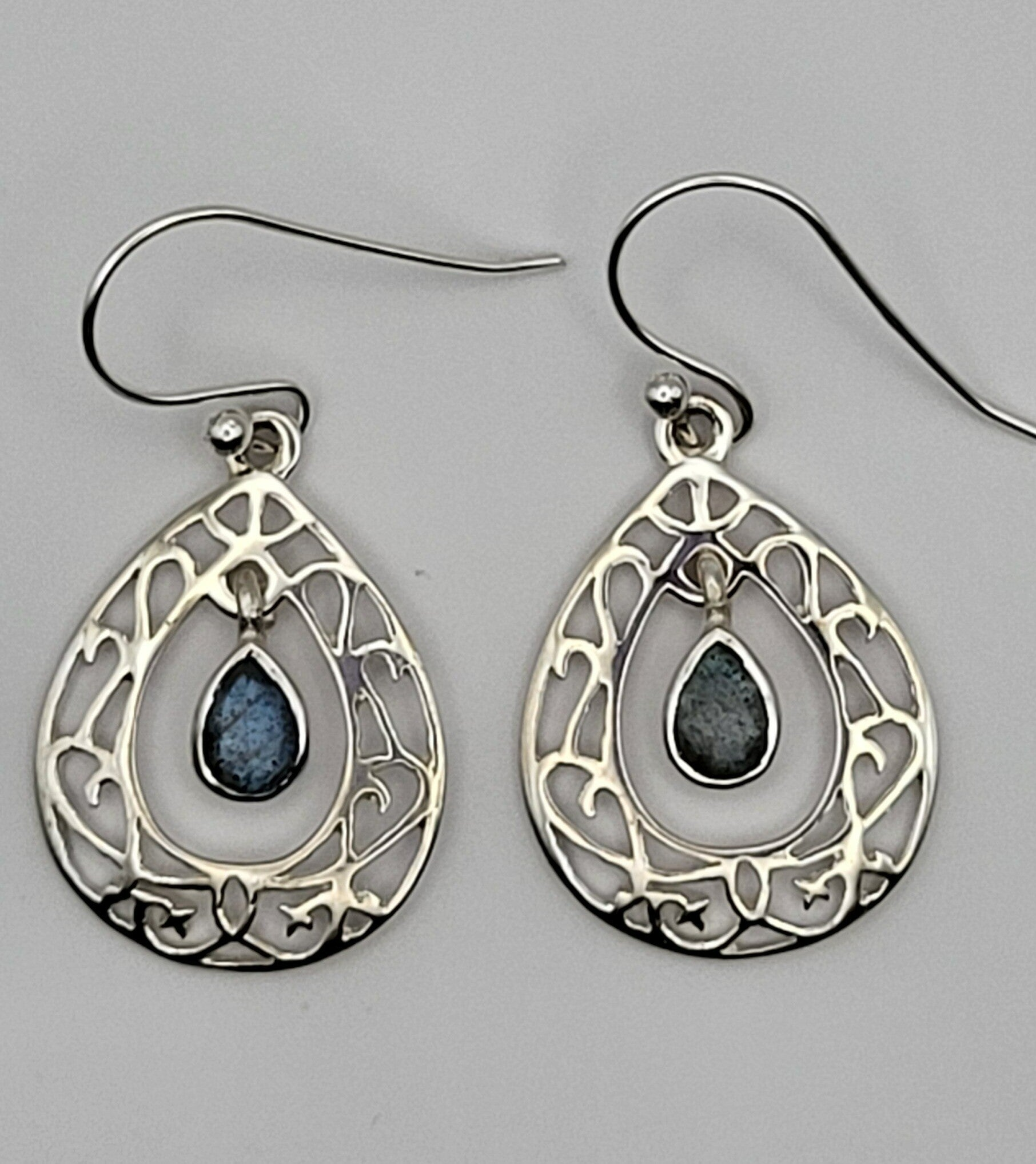 Labradoriet oorbellen. (24 mm)