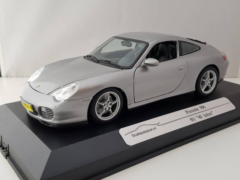 Porsche 996  911 40 Jahre in GT zilver.  Dit schaalmodel is op maat gemaakt