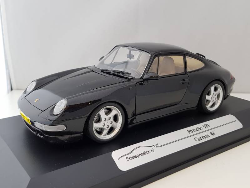 Porsche 993 Carrera 4S in 1:18 in het zwart. Dit schaalmodel is op maat gemaakt