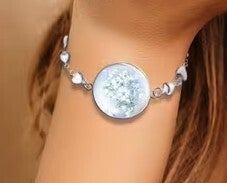 Bracelet délicat orné d’un médaillon